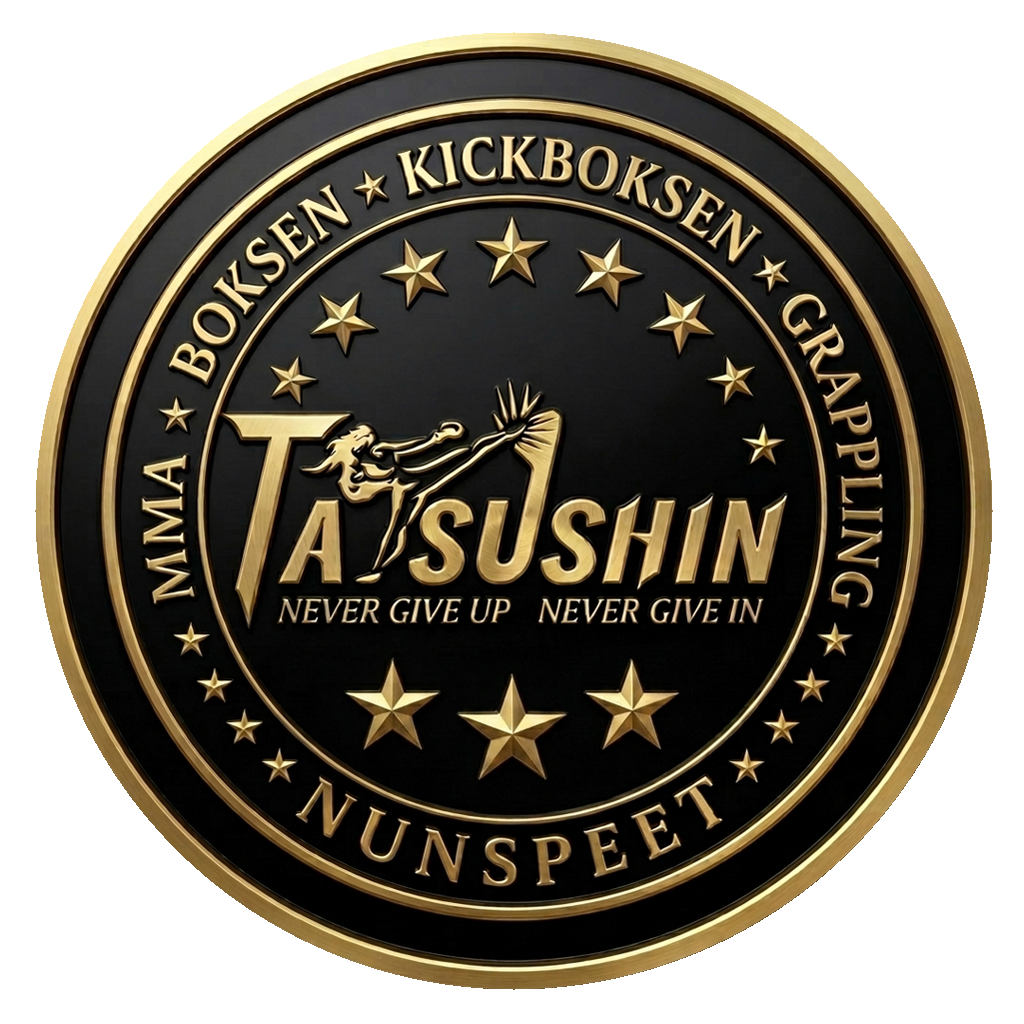 Tatsushin-logo in goud met silhouet van een vechtsporter en de slogan 