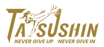 Gouden Tatsushin-logo met silhouet van een vechtsporter en slogan