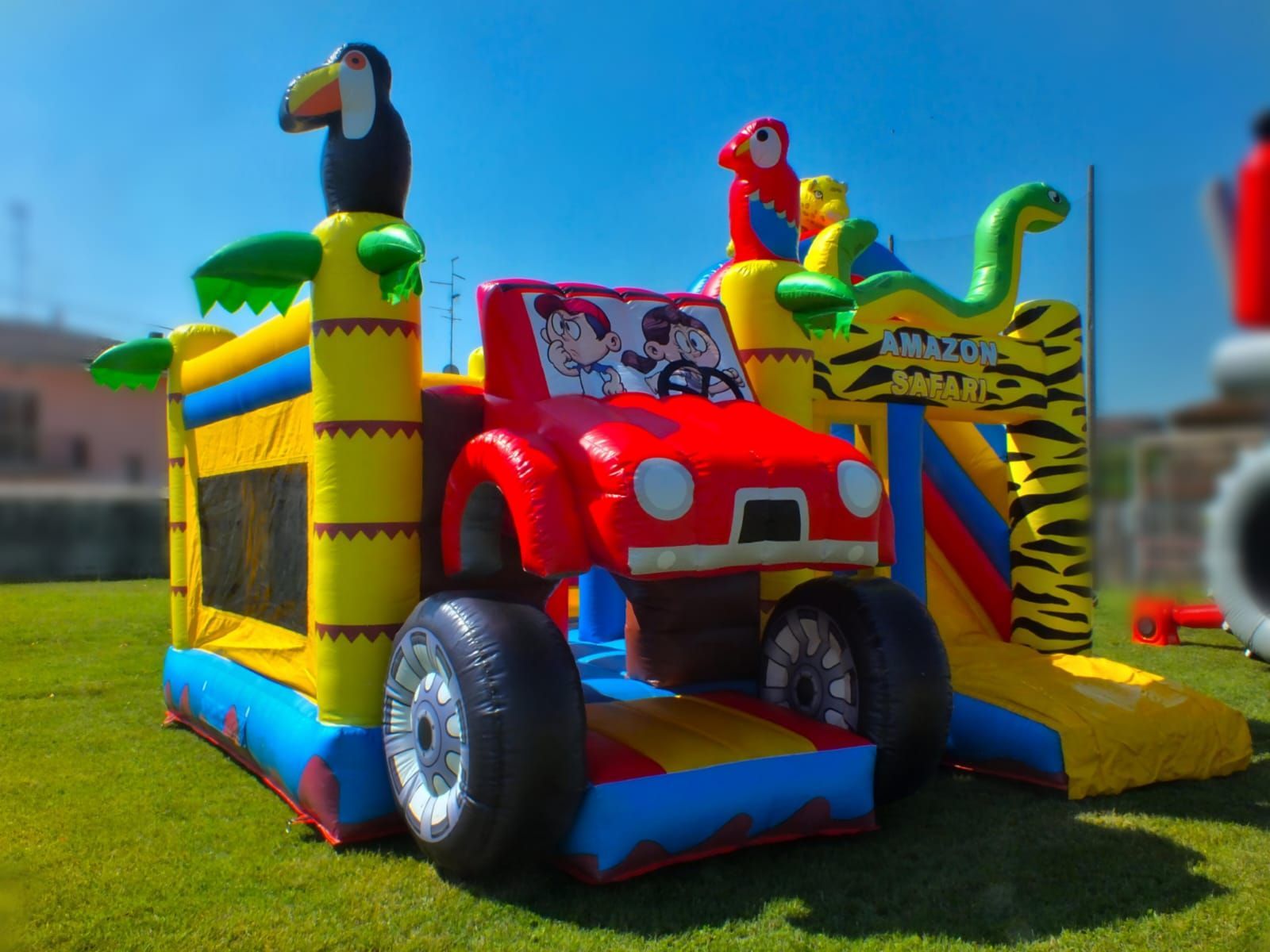 Camion giocattolo colorato con decorazioni di animali parcheggiato sull'erba all'aperto