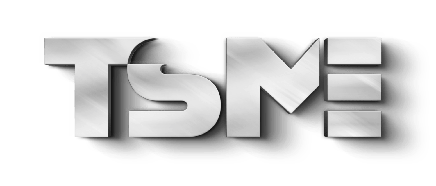 Das Wort „TSME“ steht in silbernen Buchstaben auf weißem Hintergrund.