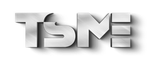 Das Wort &bdquo;TSME&ldquo; steht in silbernen Buchstaben auf wei&szlig;em Hintergrund.