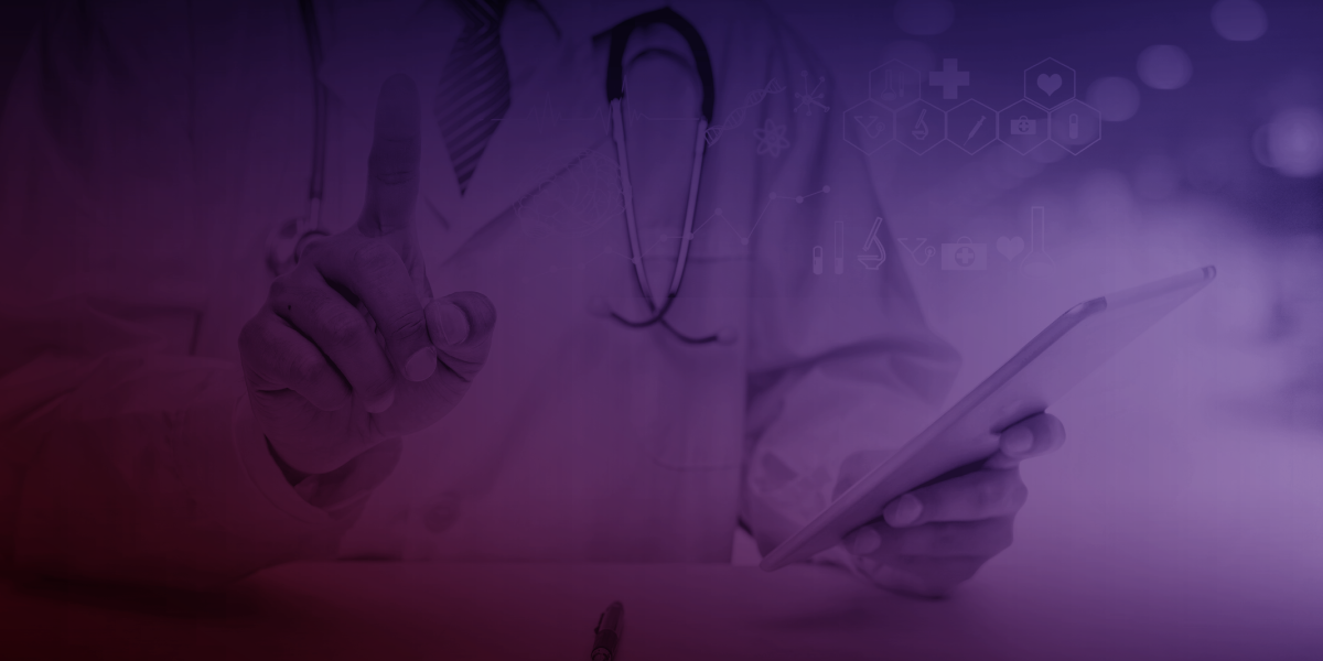 Um médico está segurando um estetoscópio e usando um tablet.