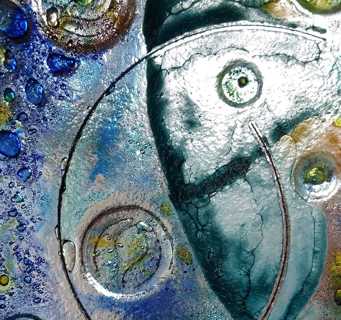 Rostro abstracto azul y plateado con forma de pez, burbujas circulares y fondo metálico texturizado.
