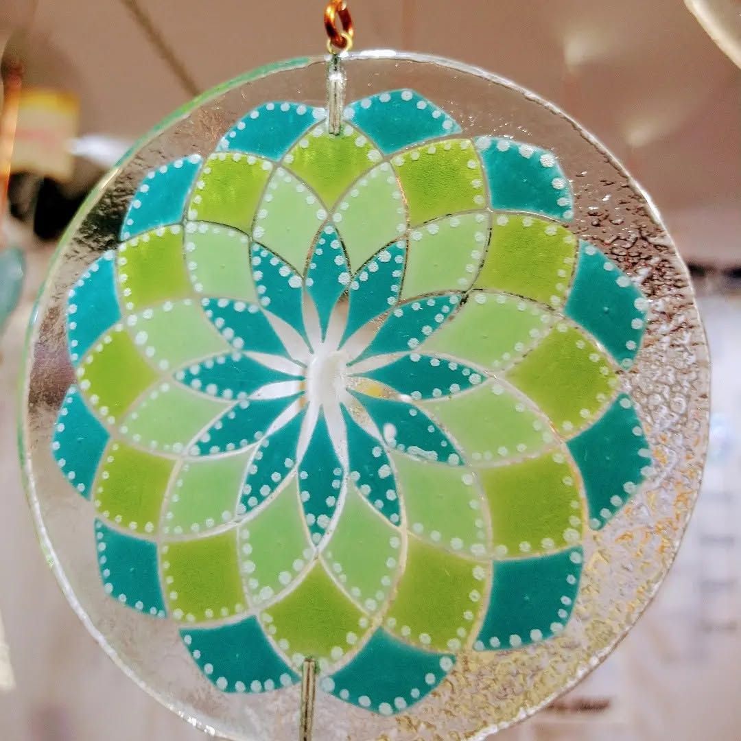 Atrapasueños circular de vidrieras de colores con un patrón floral geométrico