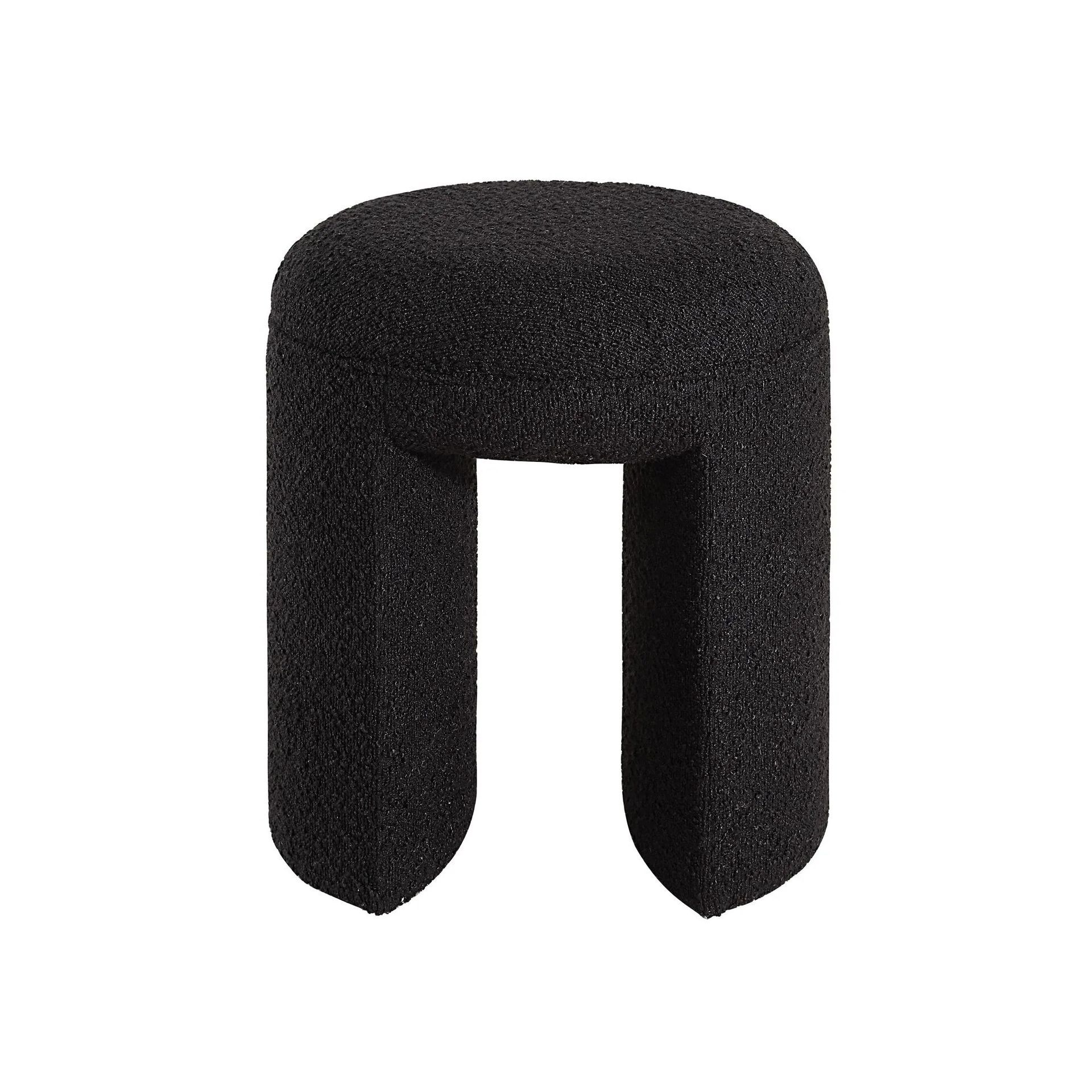 Tabouret noir en forme de U, à texture bouclée, sur fond blanc.