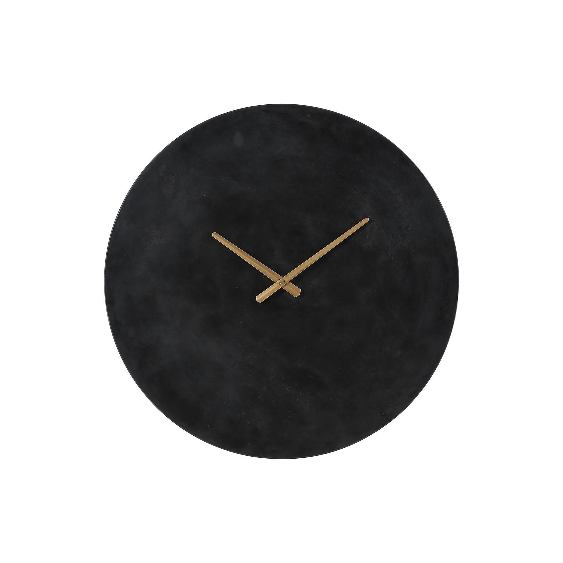 Horloge murale ronde noire avec aiguilles dorées.
