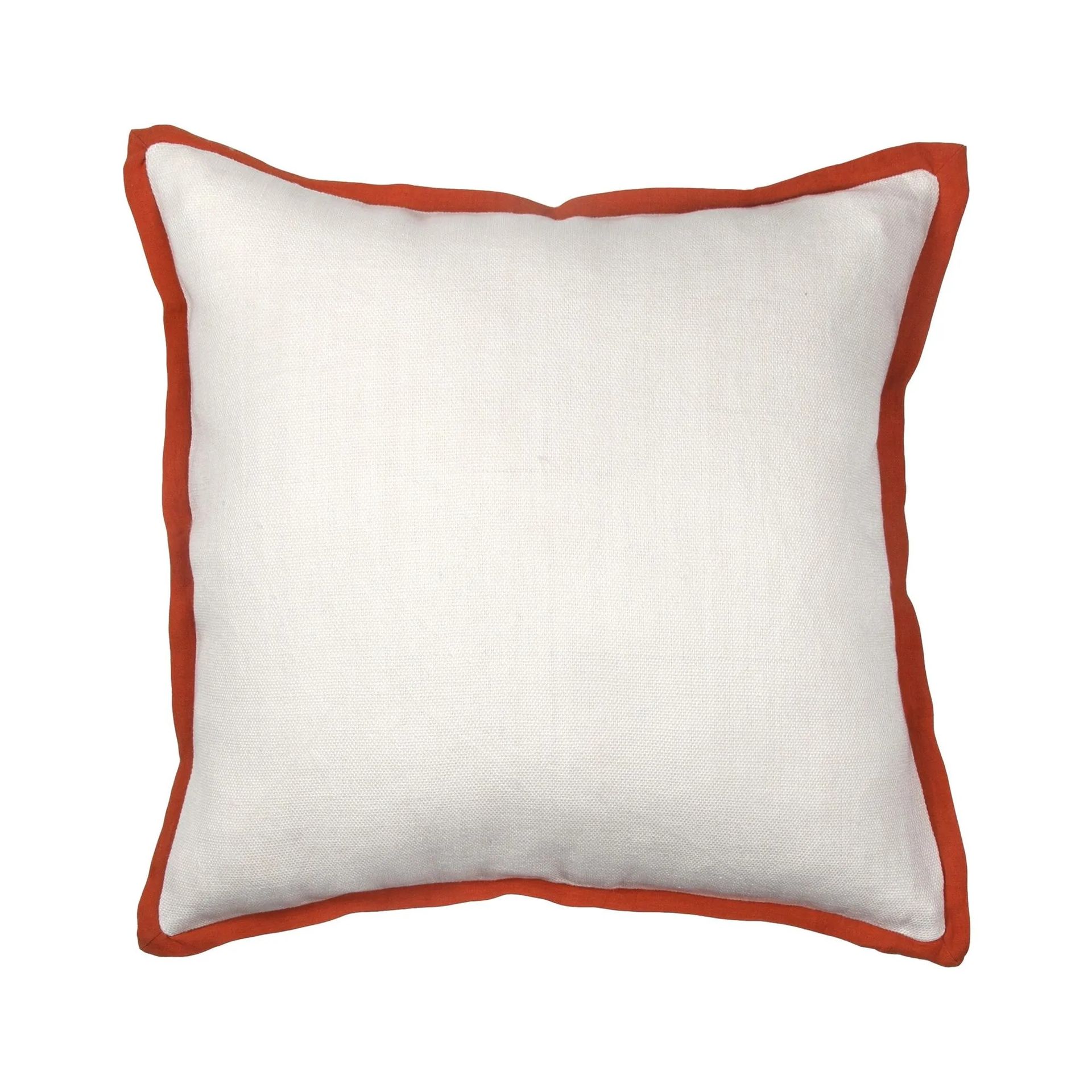 Coussin carré blanc avec passepoil orange.