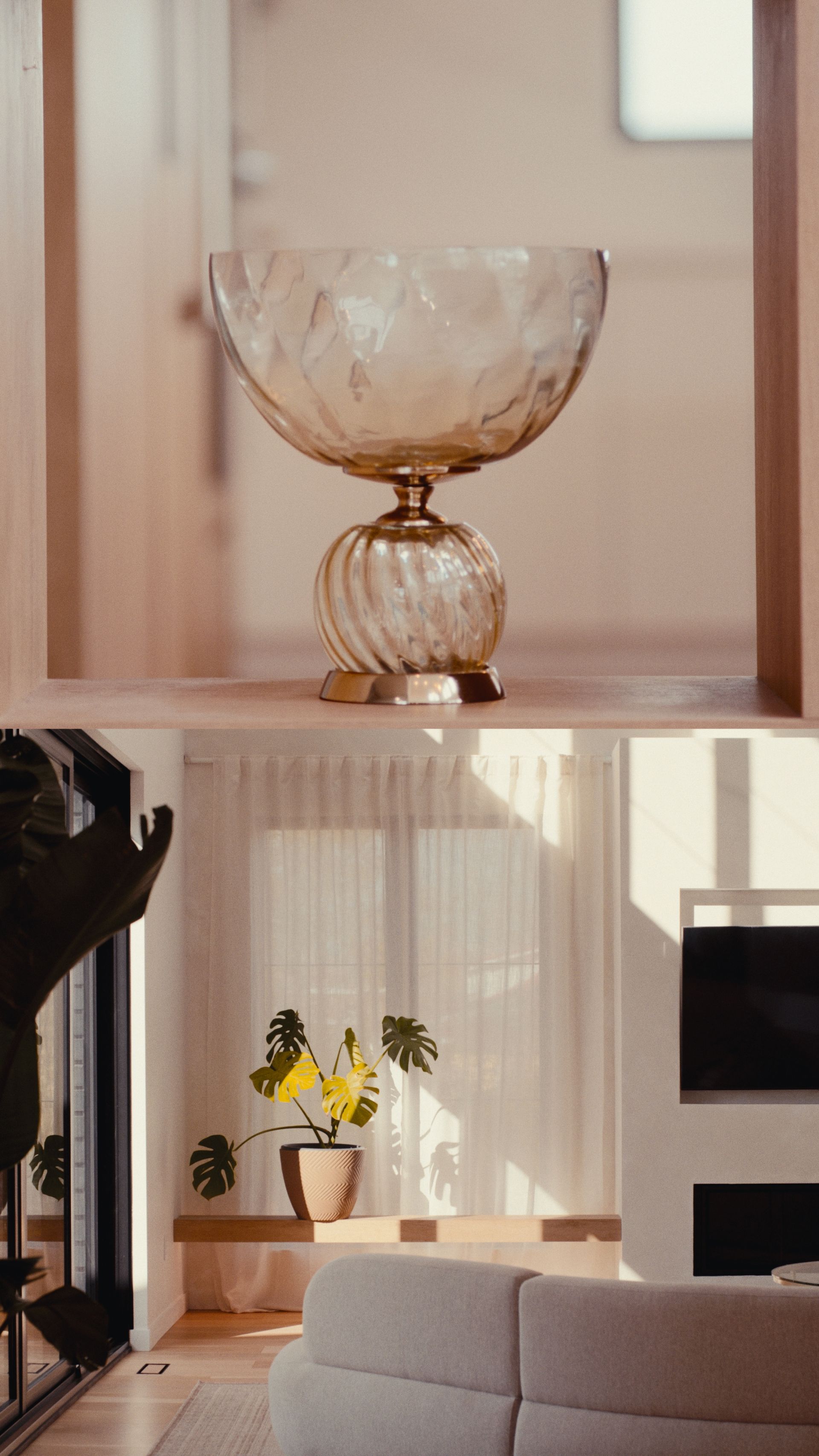 Élégante coupe en verre sur pied posée sur une étagère, intérieur baigné de lumière naturelle, avec un monstera et un canapé.