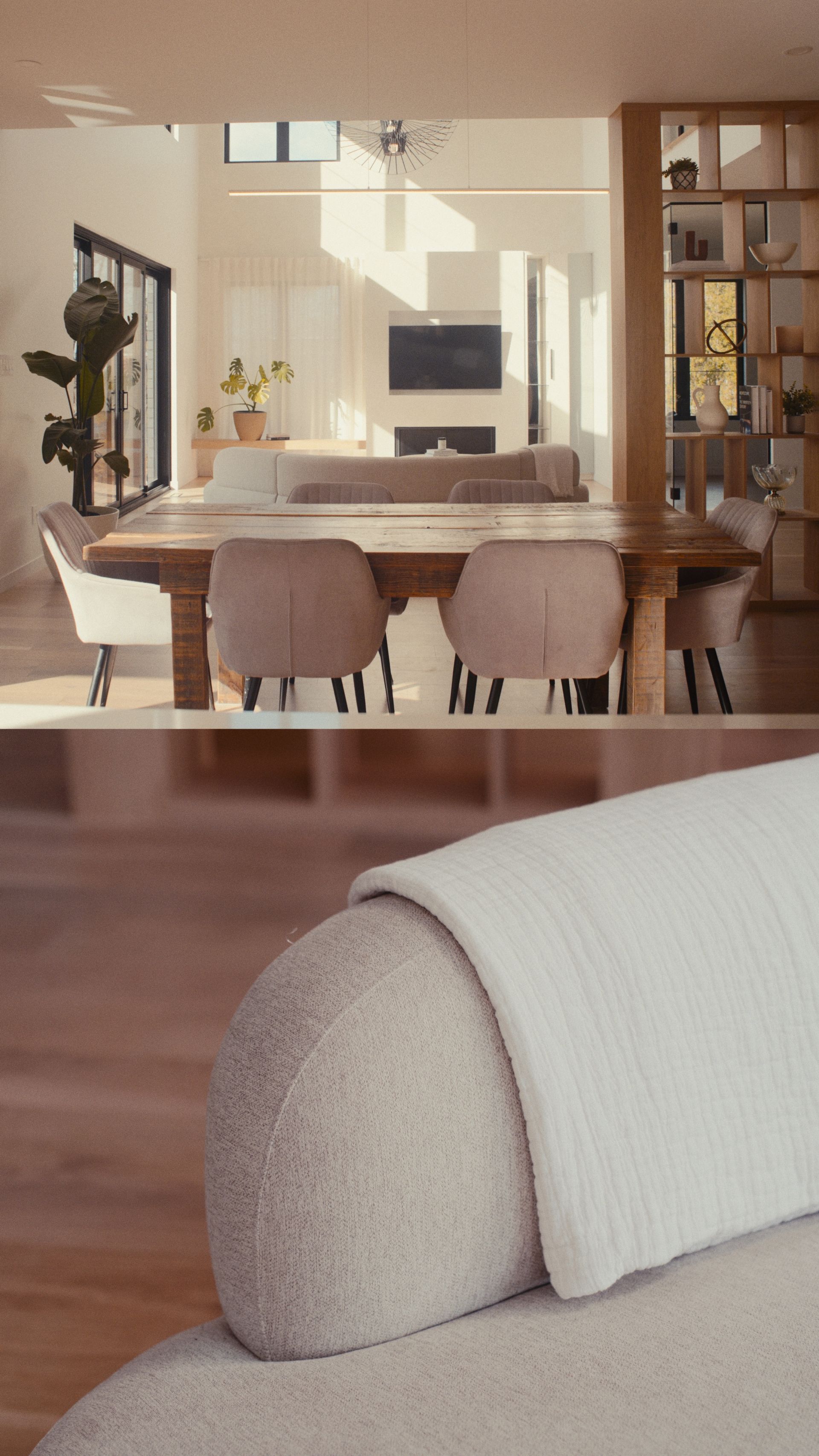 Salon avec parquet, table à manger et canapé avec une couverture.
