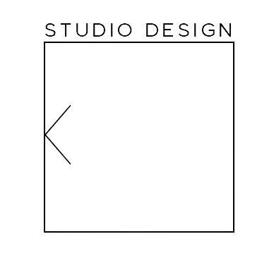 Logo de Studio Design avec un carré noir et un chevron sur fond blanc