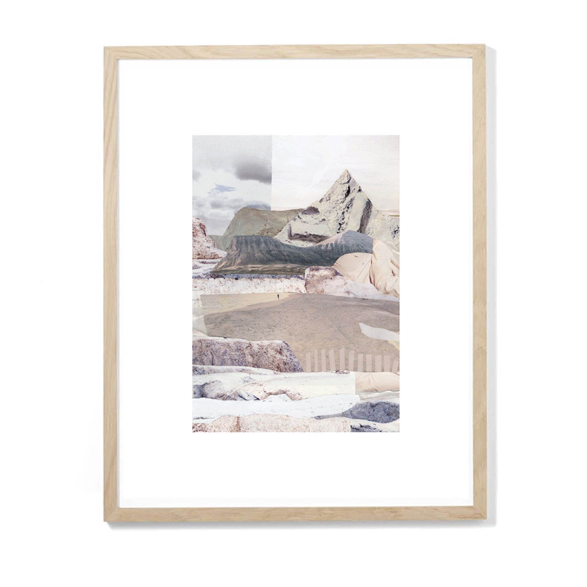 Œuvre encadrée représentant un collage de paysages montagneux aux tons doux.