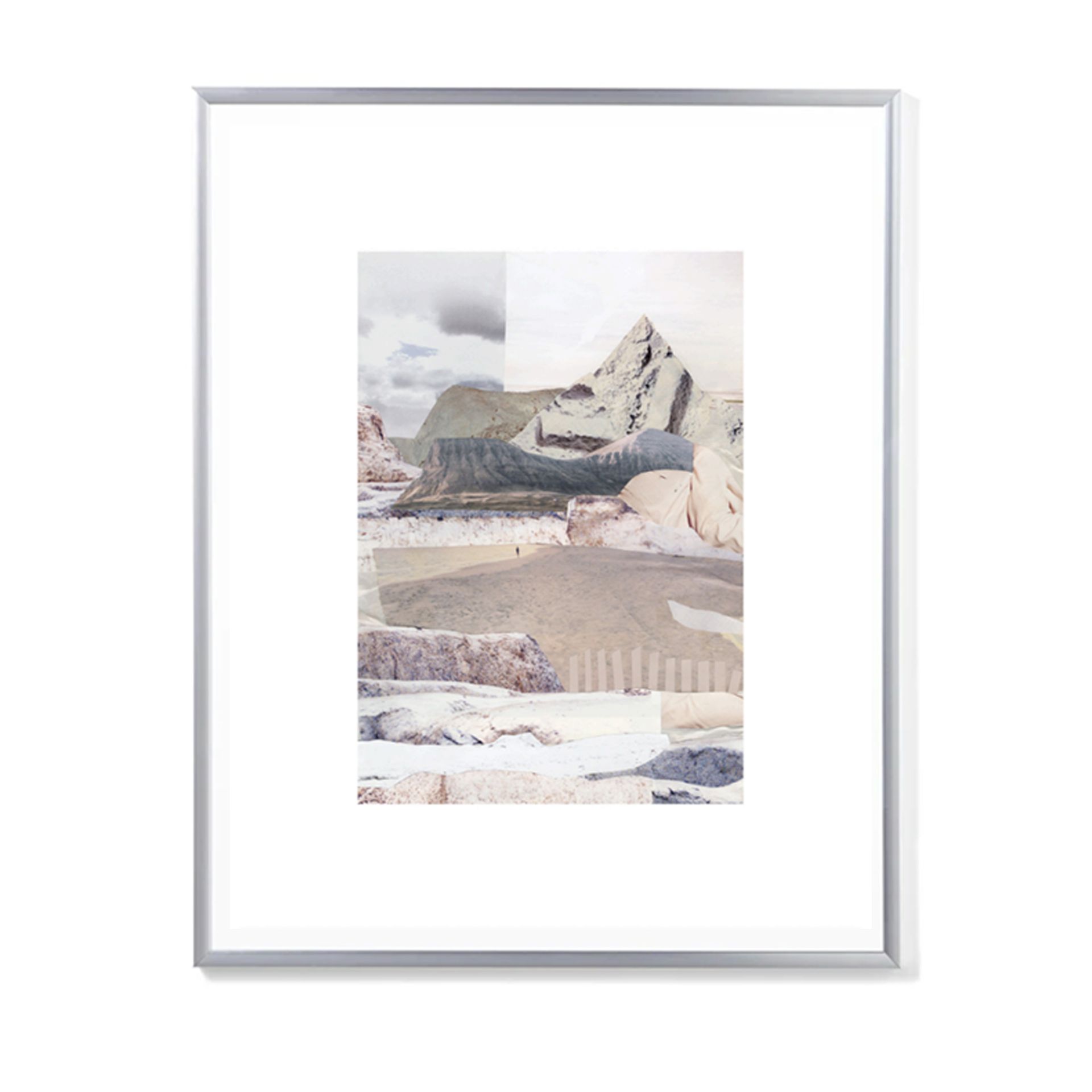 Œuvre encadrée ; collage abstrait de paysage de montagne dans des tons doux de blanc, beige et gris.