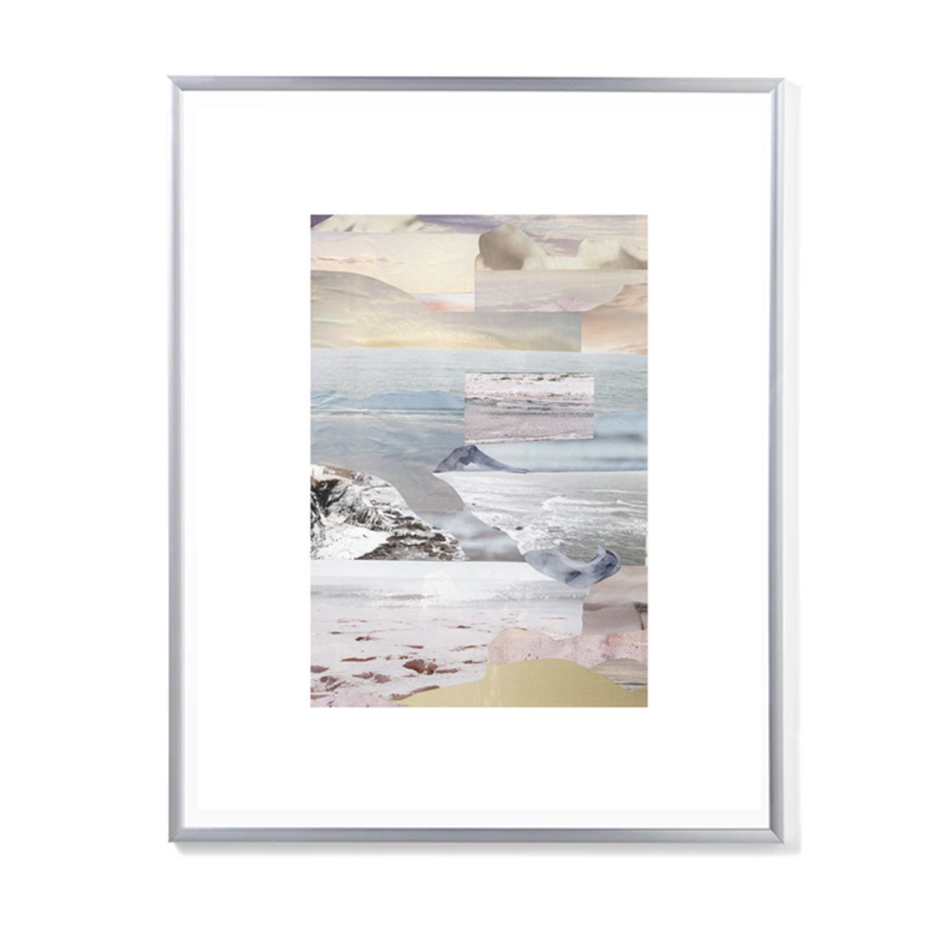 Collage abstrait d'un paysage côtier dans des tons de bleu, de beige et de blanc, encadré d'argent.