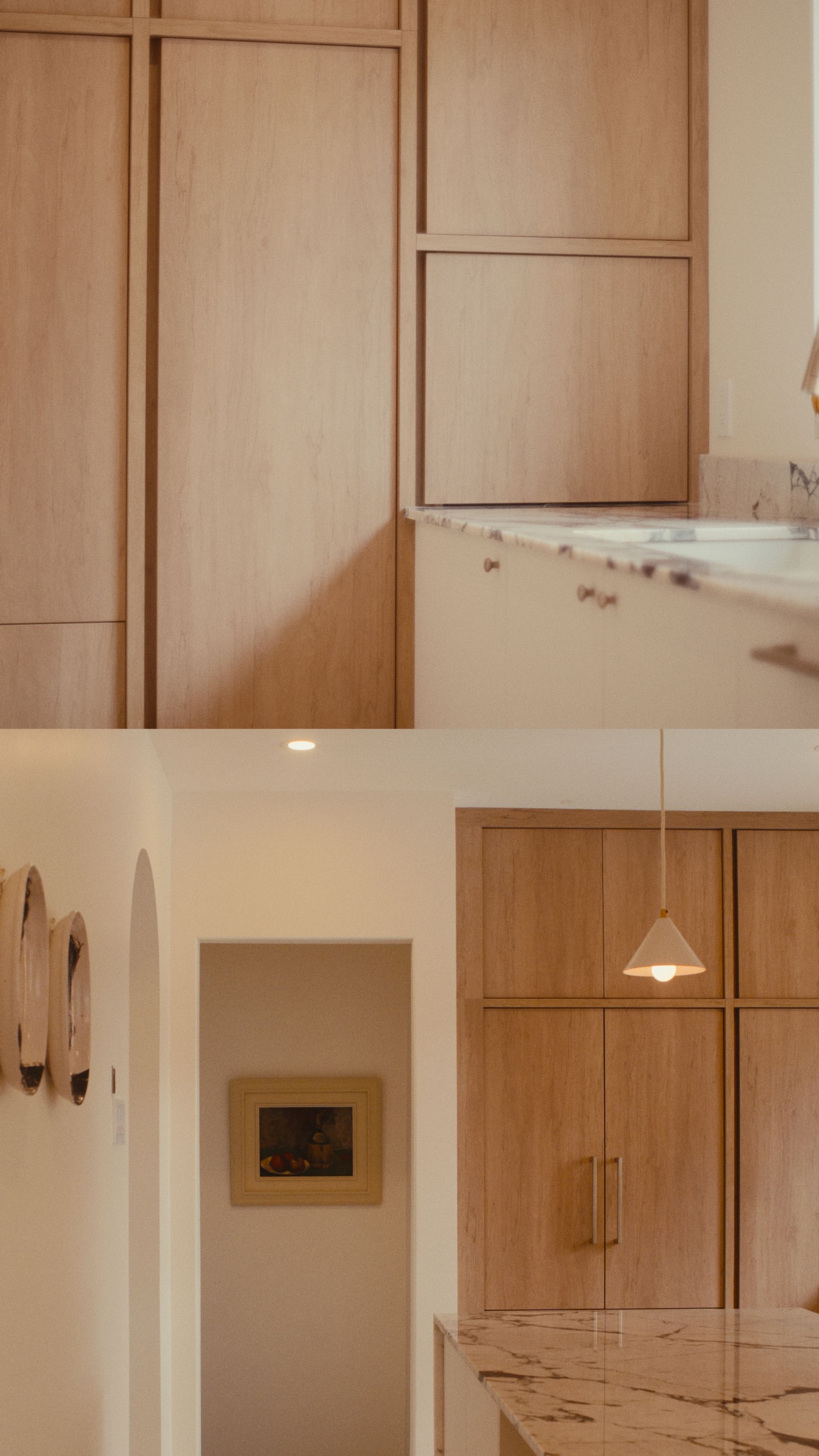 Cuisine équipée de meubles en bois et d'un plan de travail en granit clair. Intérieur minimaliste et lumineux.