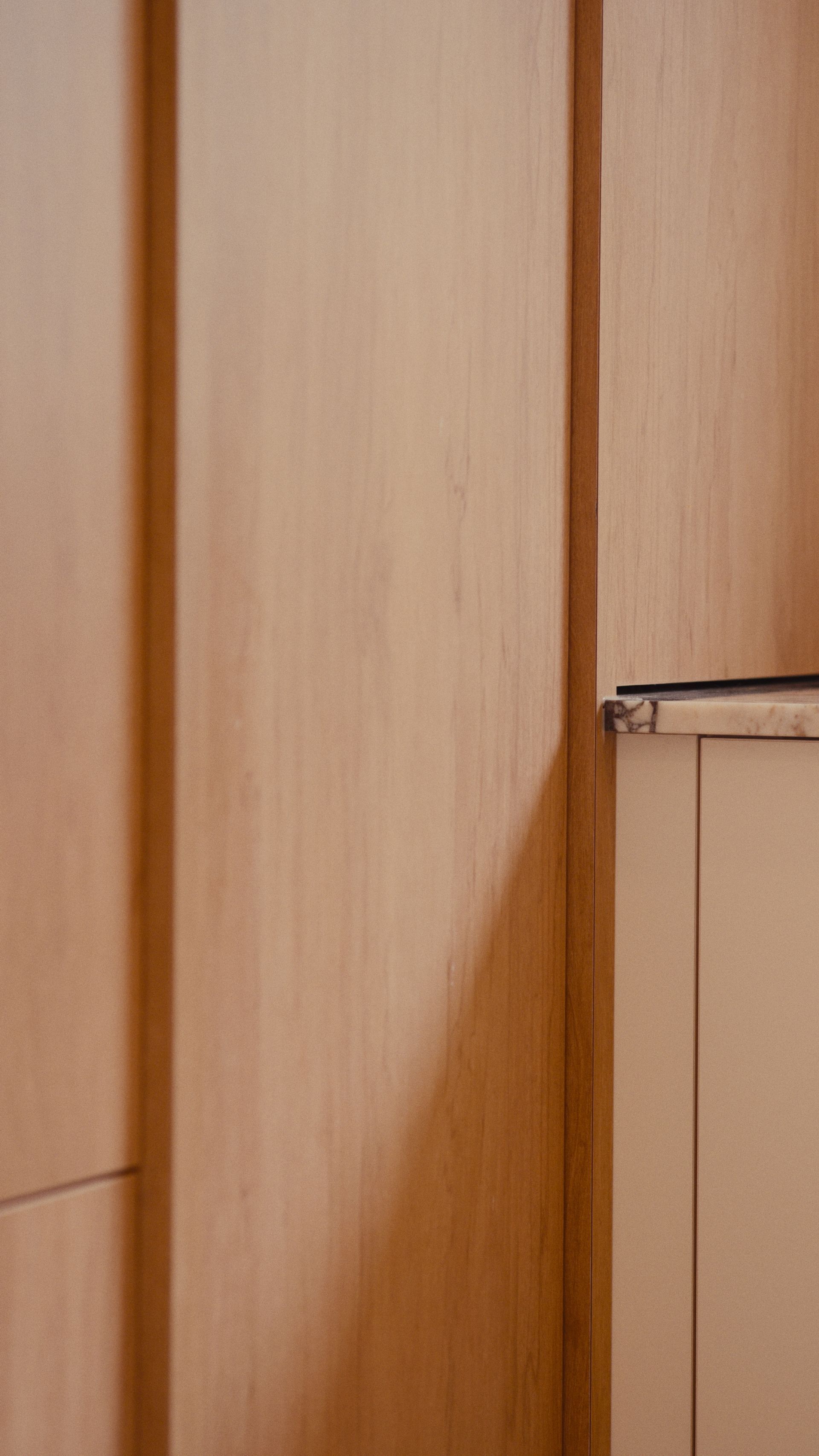 Coin d'armoire en bois avec jeu d'ombre et de lumière.