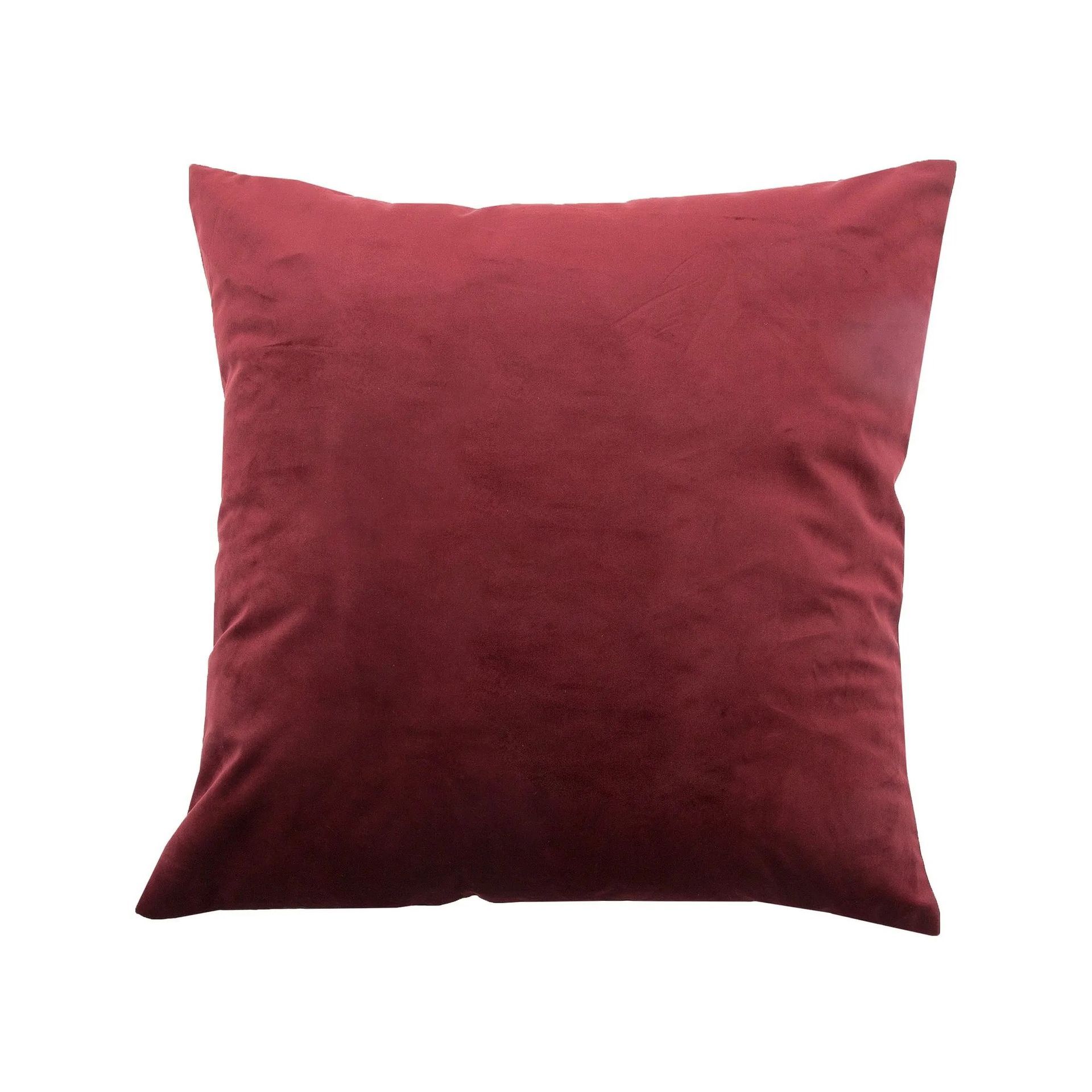 Coussin carré en velours rouge.