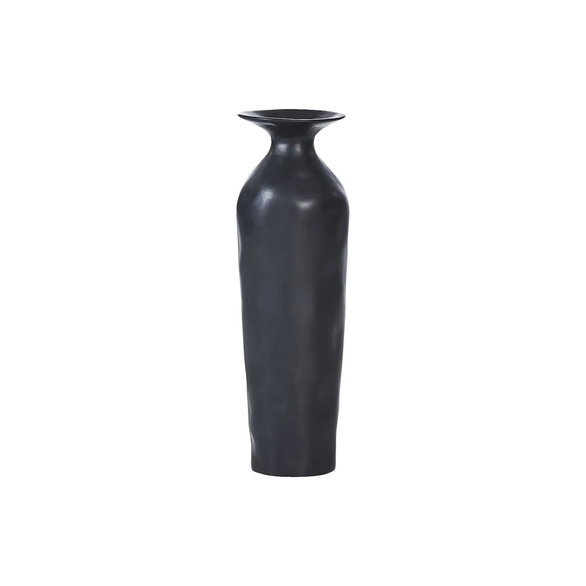 Grand vase gris foncé à bord évasé.