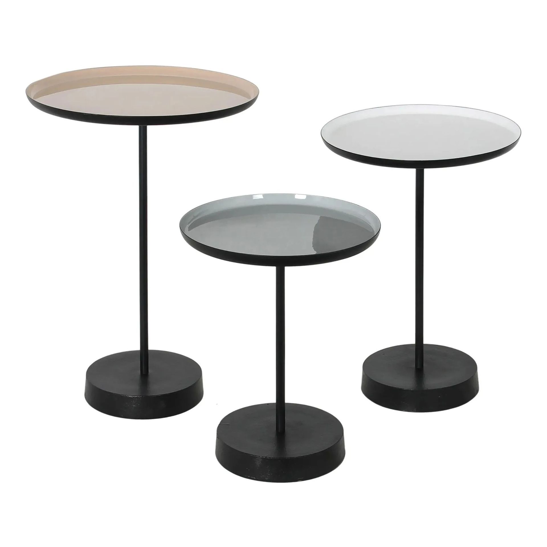 Ensemble de trois tables d'appoint rondes avec pieds noirs et tiges en métal, de couleur beige, grise et blanche.