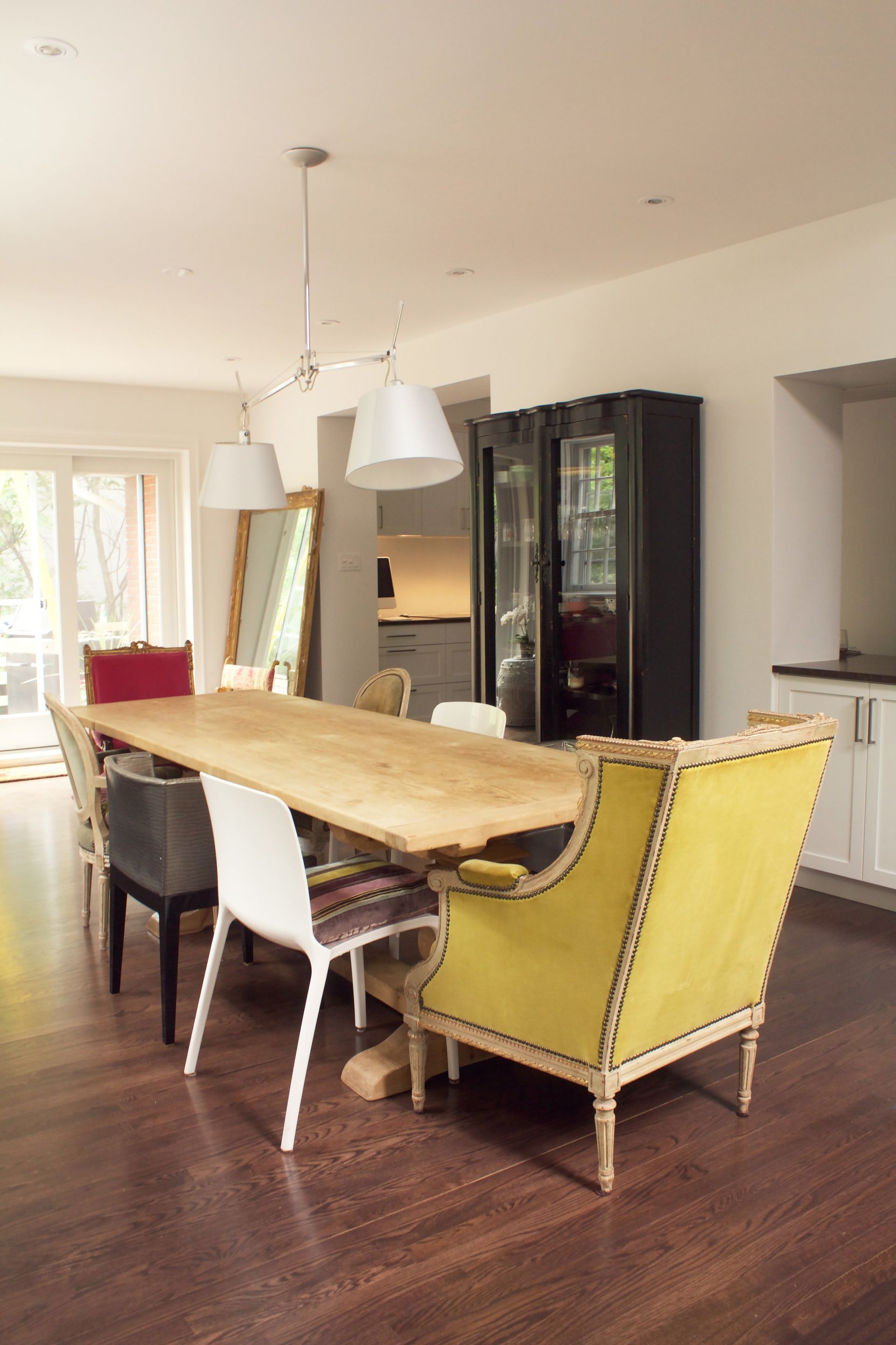 Une salle à manger avec une table en bois et des chaises jaunes