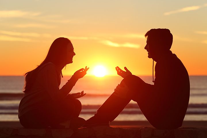Mann og kvinne i samtale i solnedgang – et symbol på hvordan man kan få kjæreste