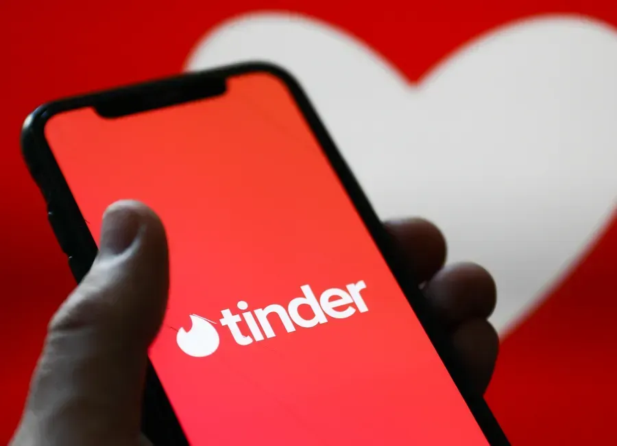 Tinder-appen åpen på mobilen – handler om beste åpningsmelding i 2025