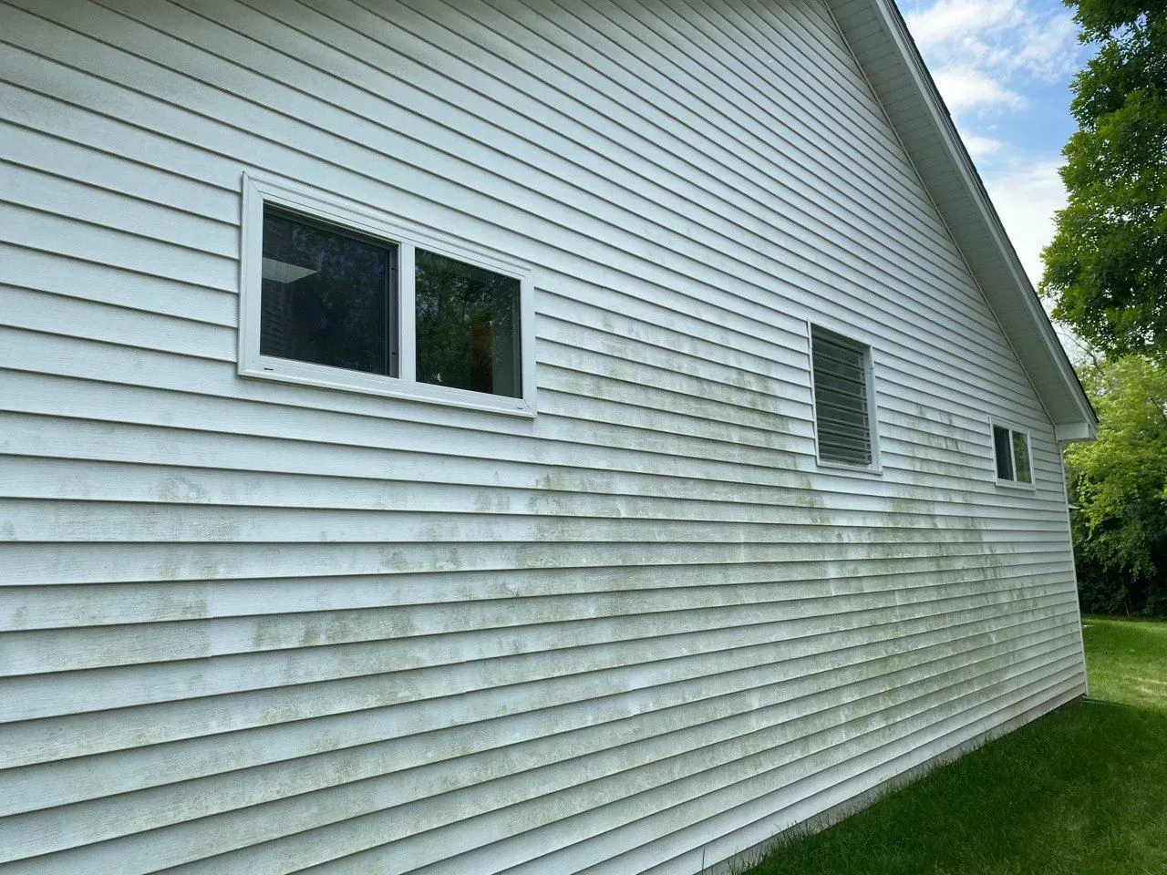 Dirty White Siding - Lake Zurich, IL - Peter’s Power Wash Services