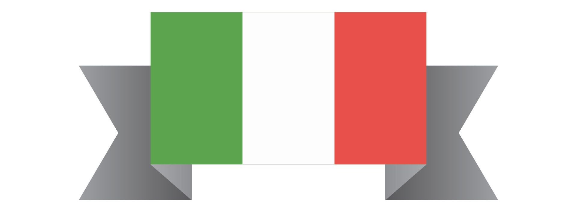 Emblema della bandiera italiana. Strisce verticali verdi, bianche e rosse su un nastro grigio.