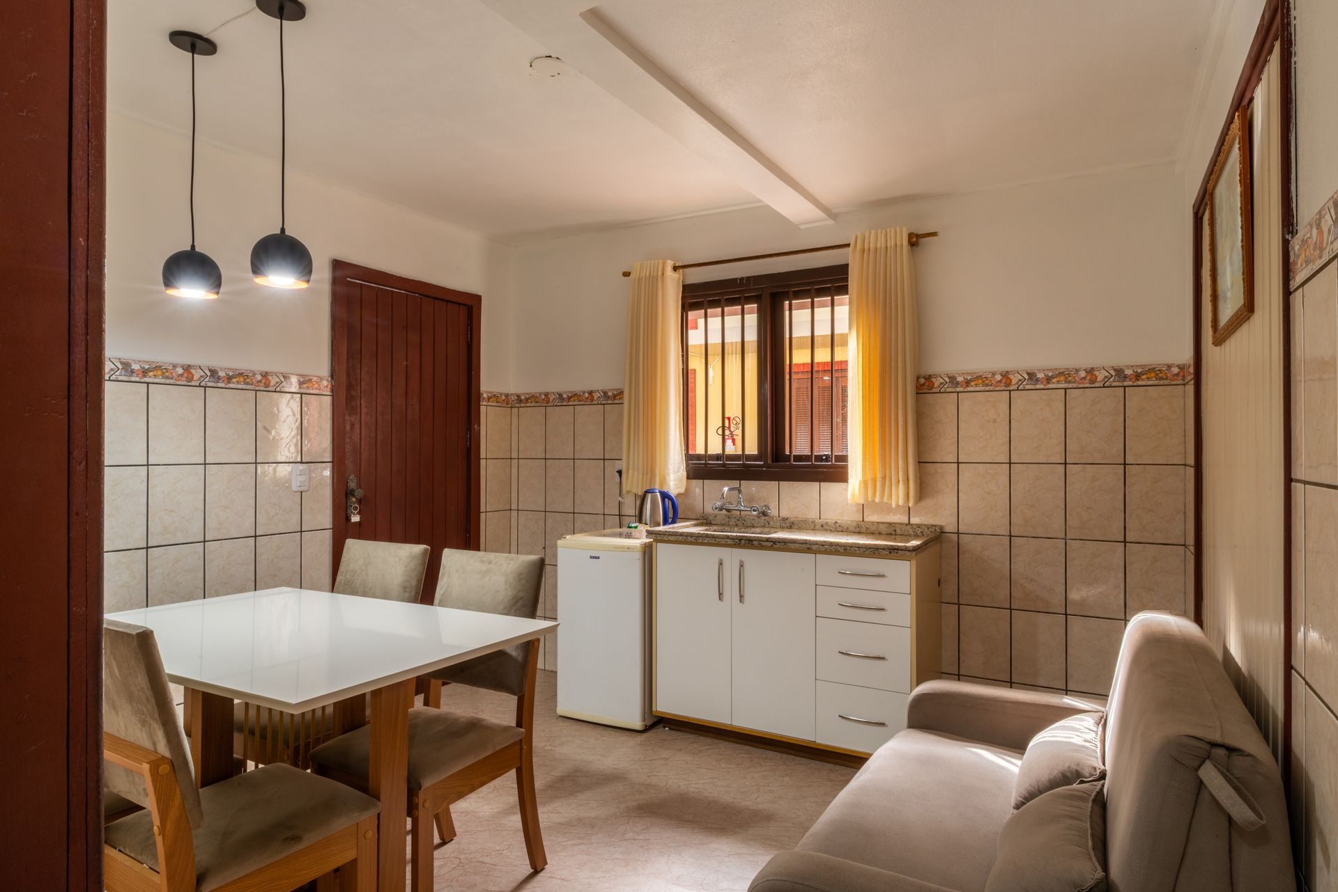 Um quarto com duas camas e dois quadros na parede.