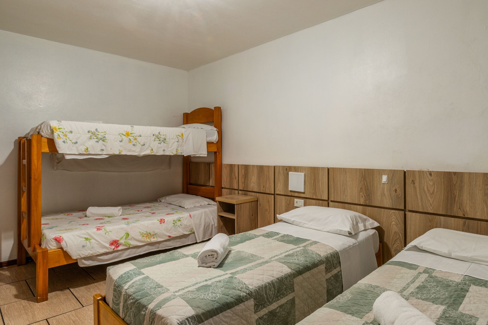Um quarto de hotel com duas camas e uma TV de tela plana.