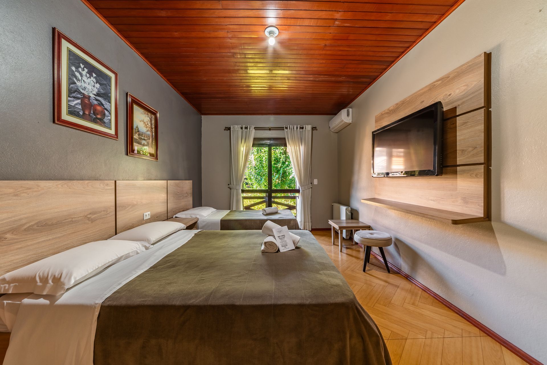 Um quarto com uma cama de solteiro e um quadro na parede.