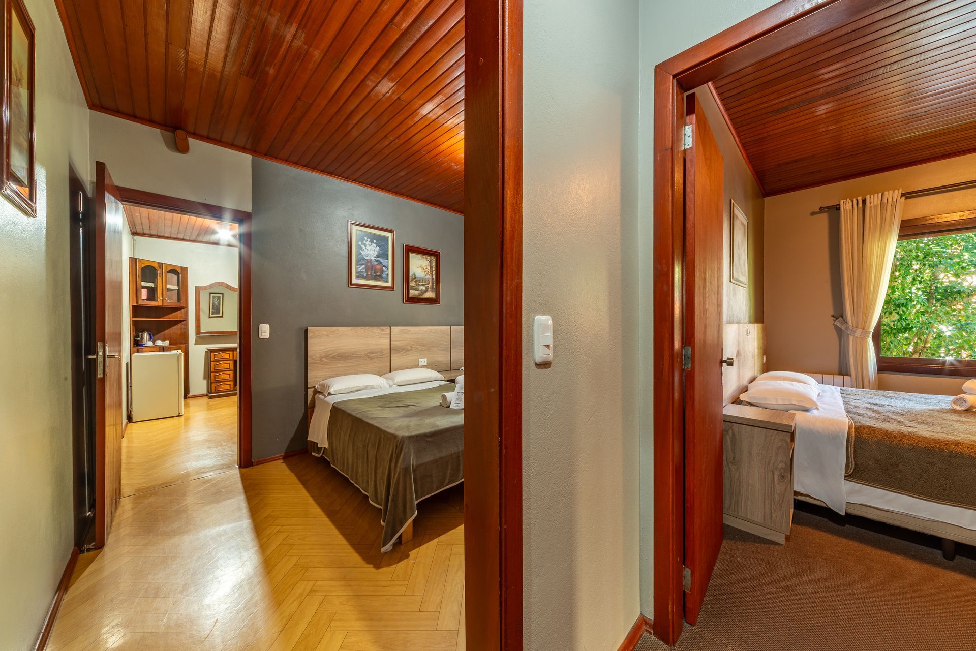 Um quarto de hotel com uma cama, mesas de cabeceira e um quadro na parede.
