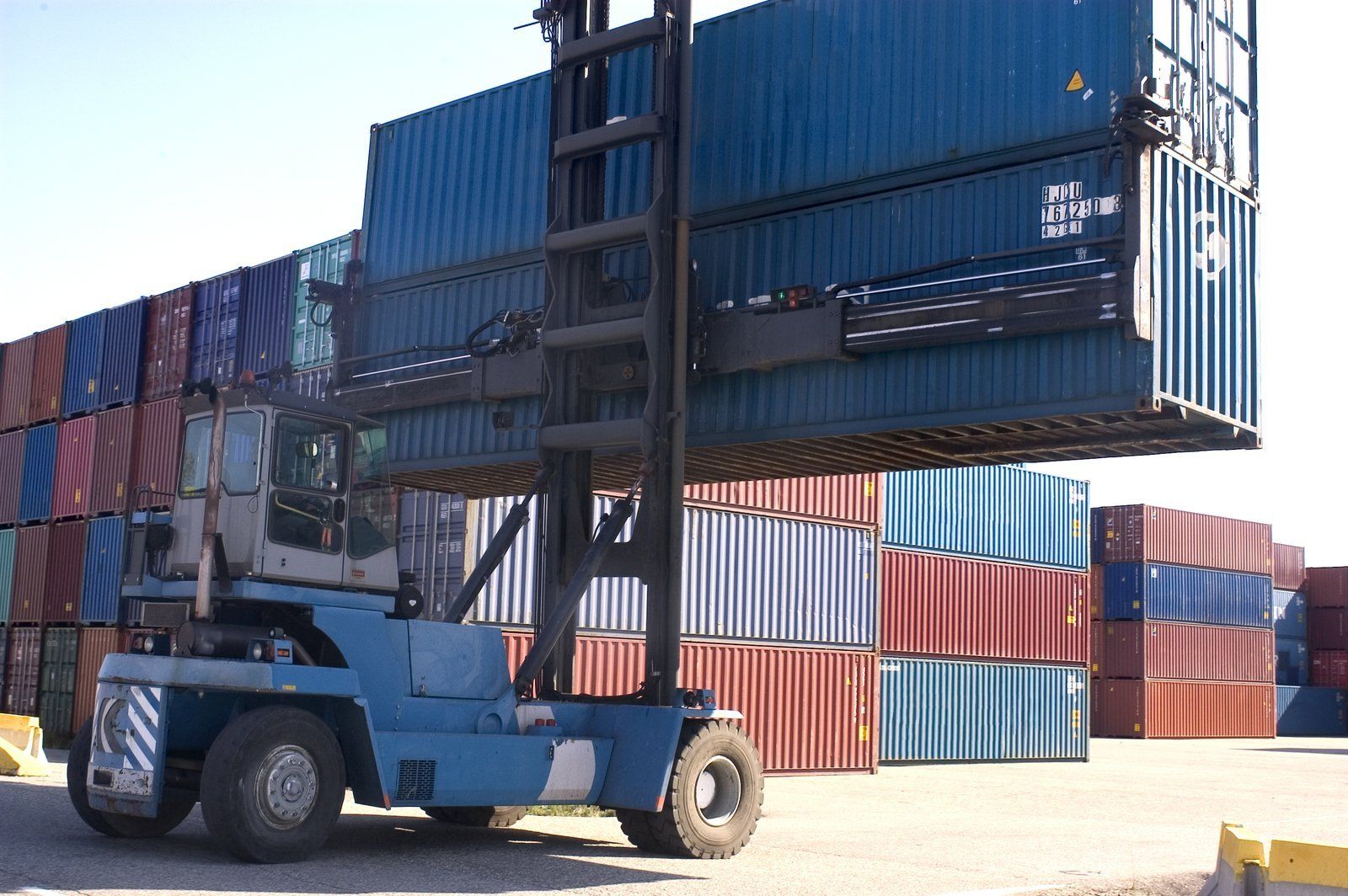 truck lifter lifting the cargo containers