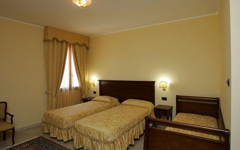 3 beds and cot