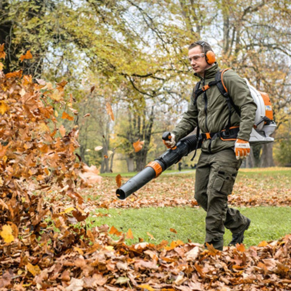 Attrezzatura per la pulizia di spazi verdi dal fogliame