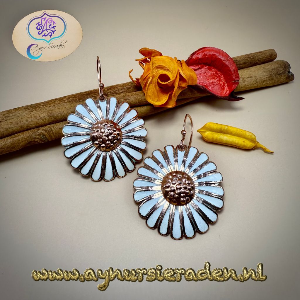 Handgemaakte koperen oorbellen met emaille in margrietvorm – uniek maatwerk van Aynur Sieraden