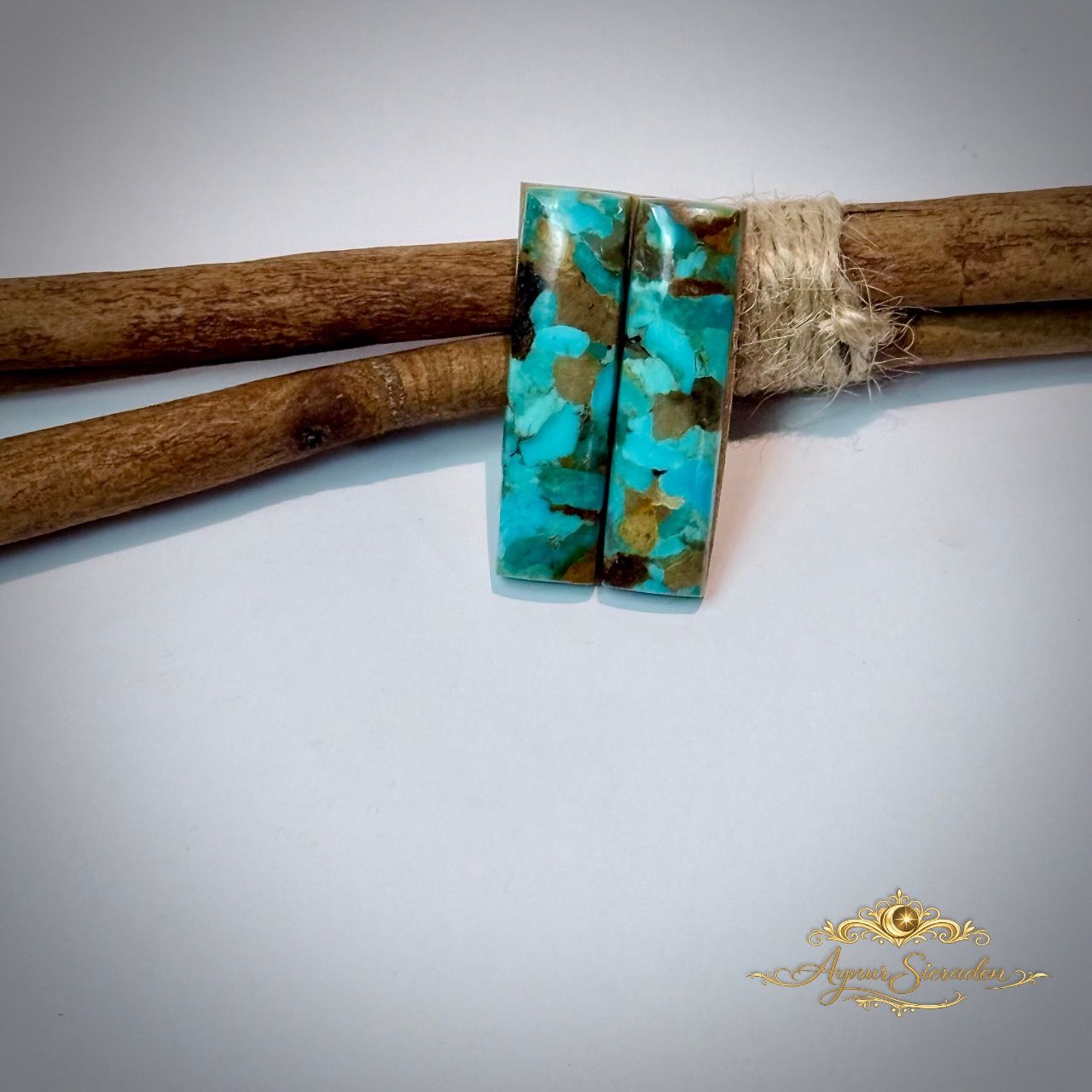Kingman turkoois bar cabochon paar op houten tak – blauwgroene steen met natuurlijke matrix, handgeslepen