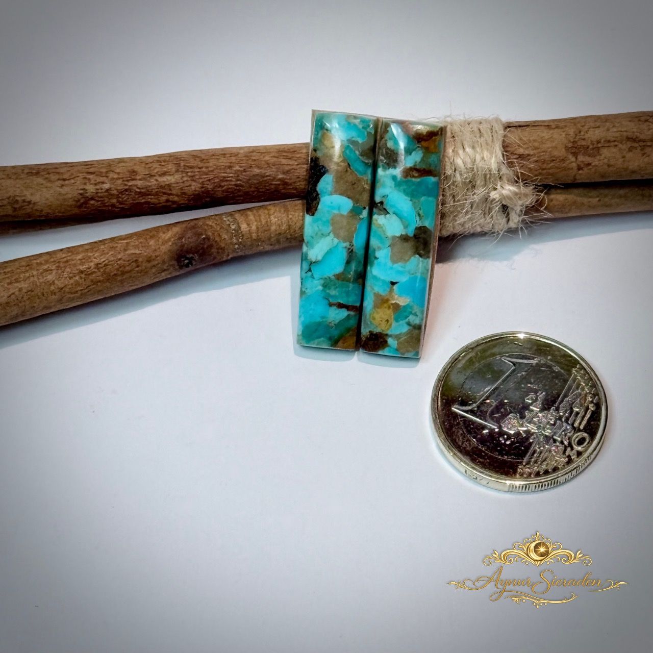 Kingman turkoois bar cabochon paar met munt voor schaal – blauwgroene stenen met donkere matrix