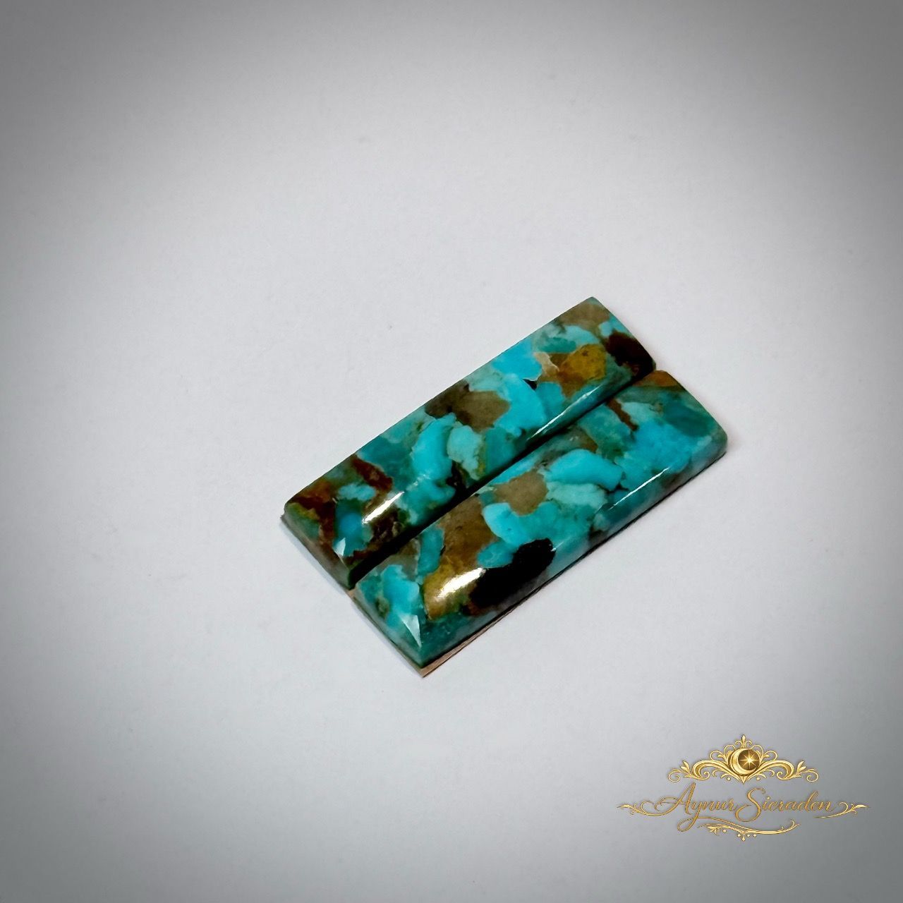 Handgeslepen Kingman turkoois cabochon – unieke blauwgroene steen met karakteristieke matrix structuur