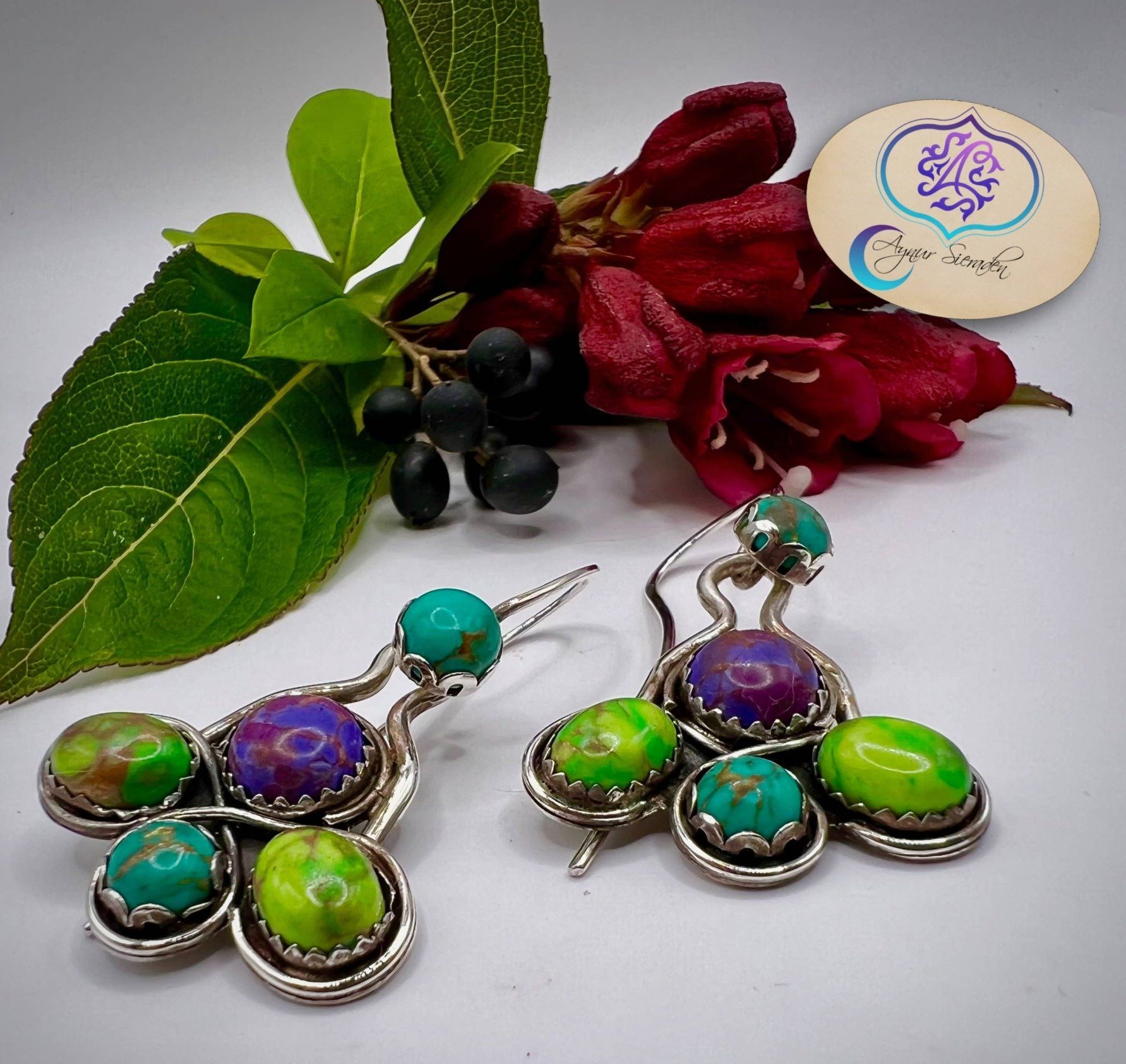 Handgemaakte oorbellen met kleurrijke turkoois stenen – uniek ontwerp van Aynur Sieraden