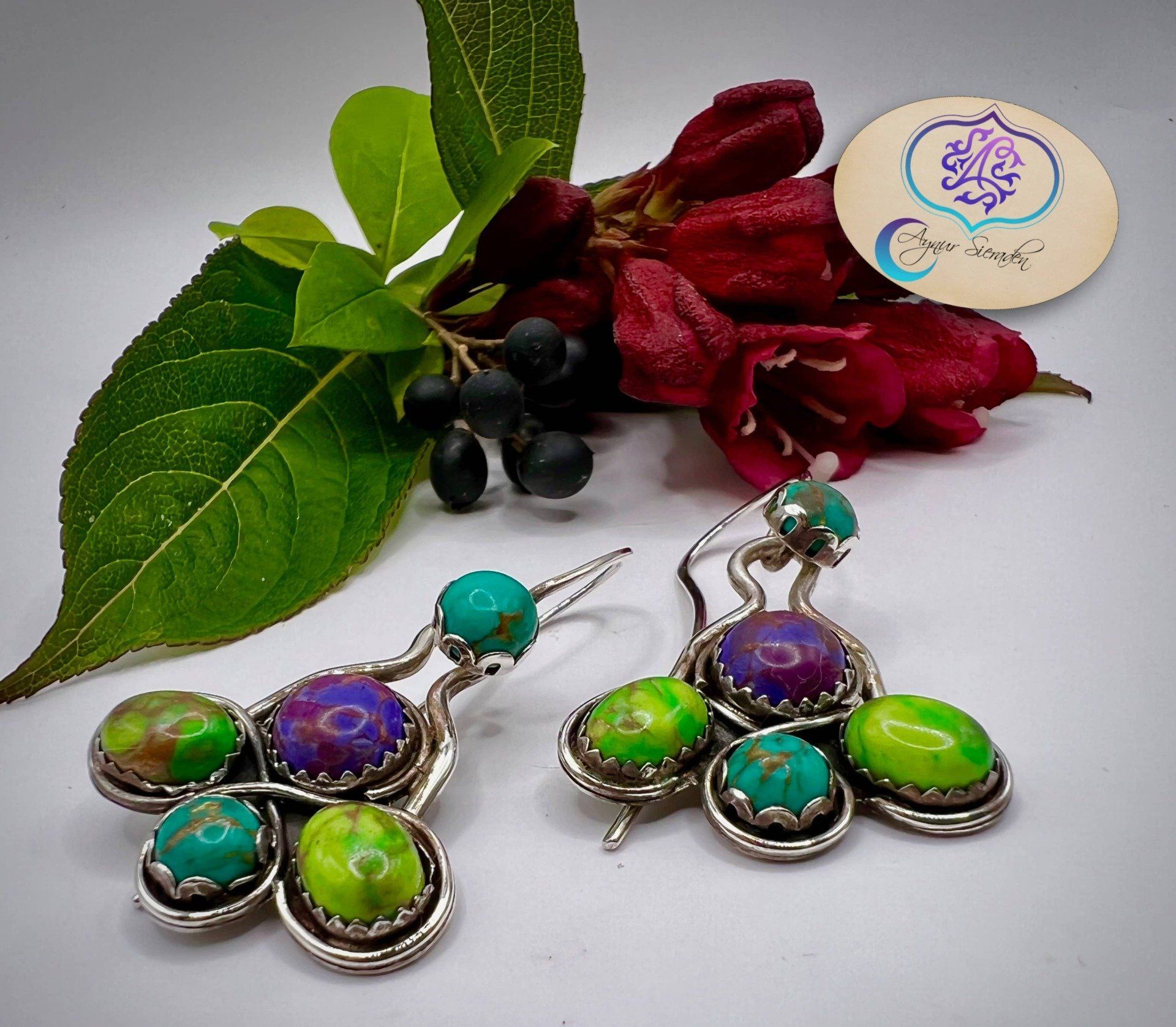 Handgemaakte zilveren oorbellen met edelstenen in natuurlijke setting – Aynur Sieraden