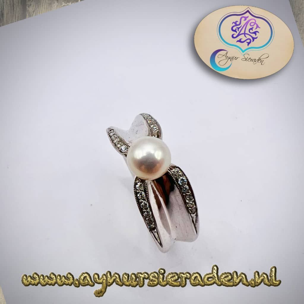Aynur Sieraden – handgemaakte zilveren ring met parel, elegant en tijdloos ontwerp
