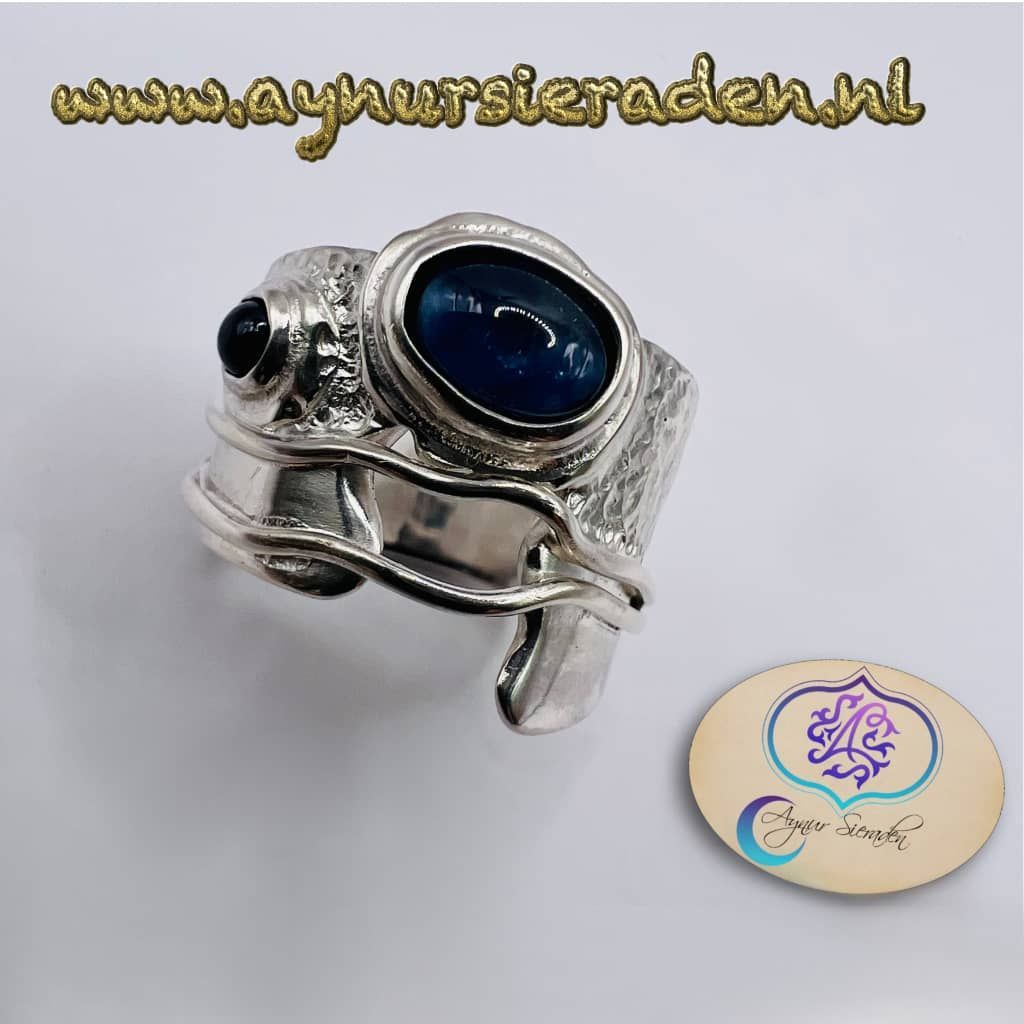 Aynur Sieraden,  De nacht, uniek bijzonder en 100% handgemaakt zilveren ring met saffier,