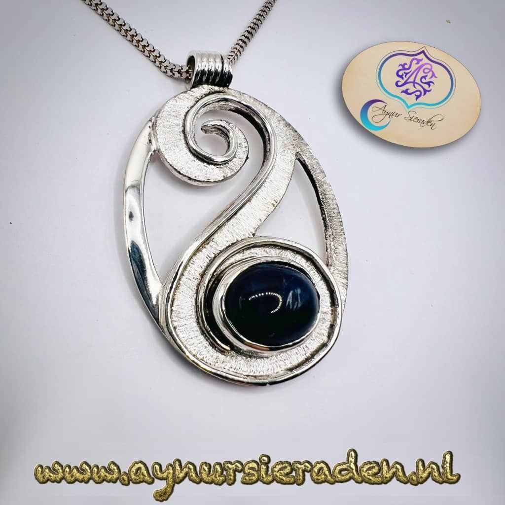 Aynur Sieraden. Hanger voor Nur. Zilveren hanger met een blauwe edelsteen.