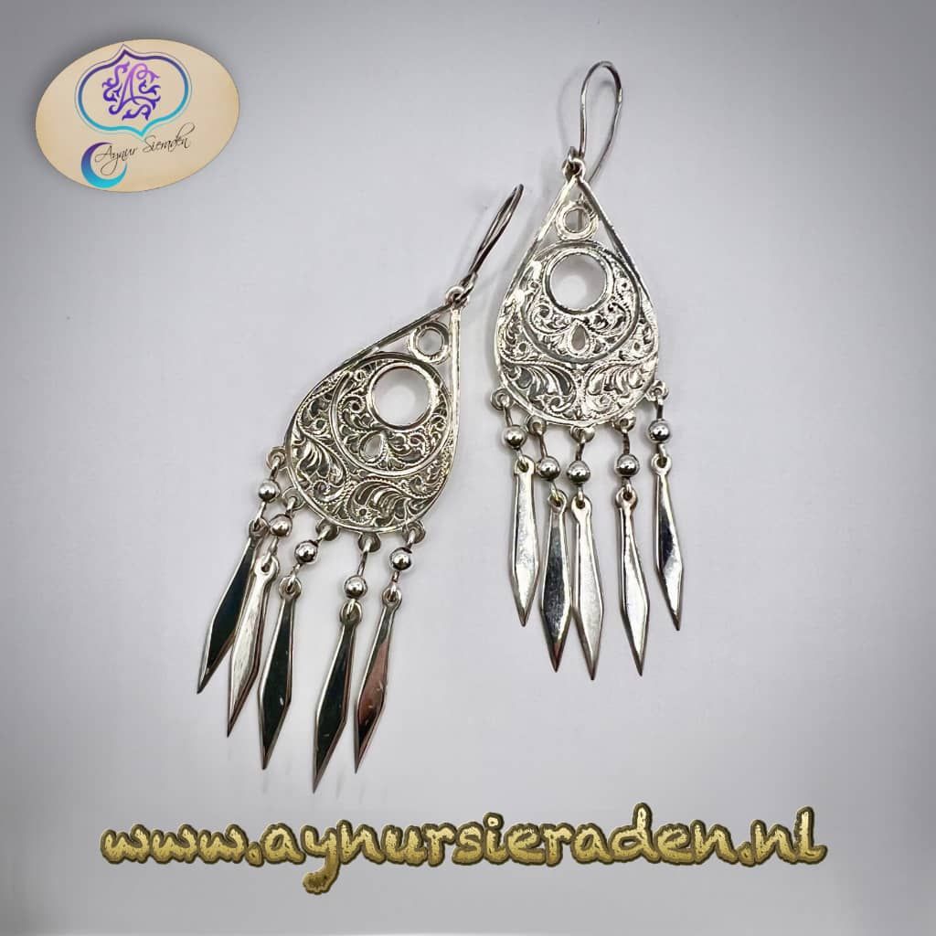Aynur Sieraden, Oosten, uniek, bijzonder  en 100% handgemaakt zilveren oorbellen, De gravure is handgemaakt.