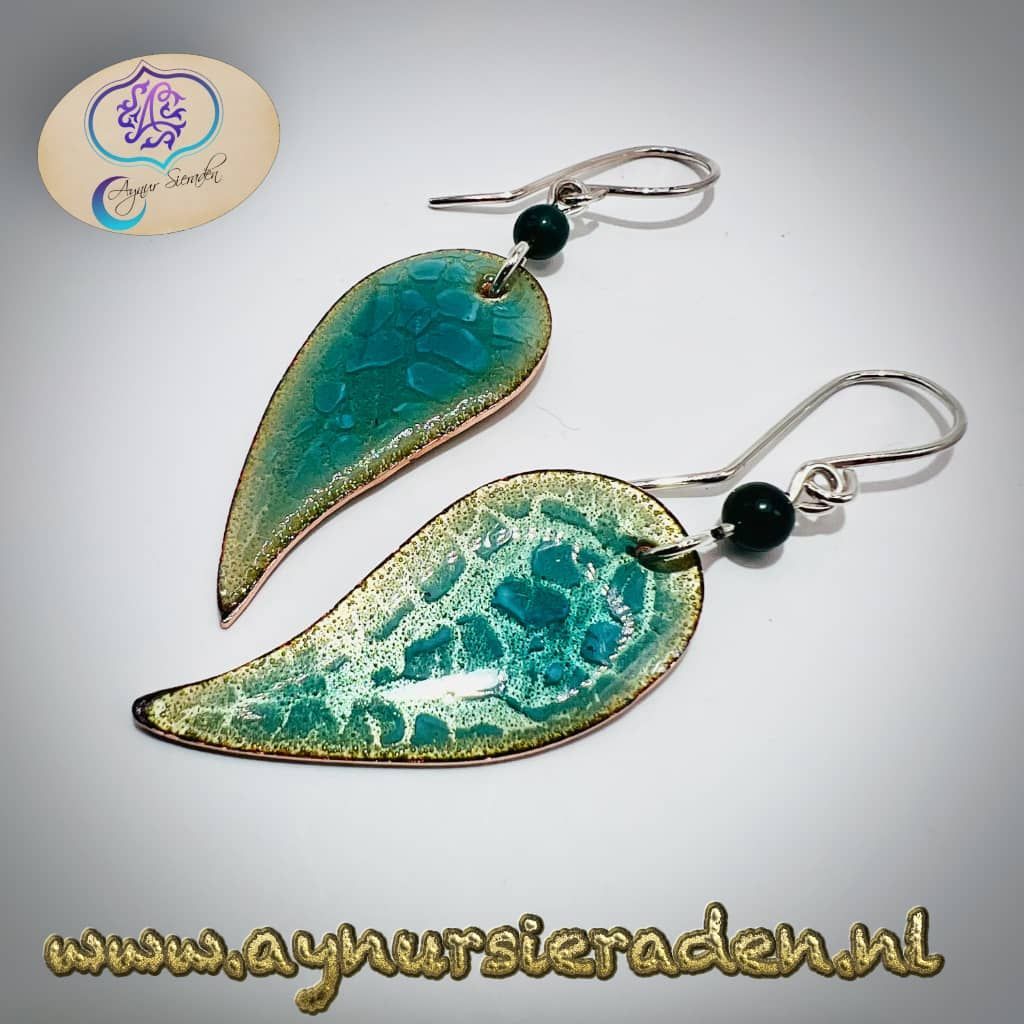 Aynur Sieraden,  geëmailleerde bladeren in verschillende kleuren, versierd met maanstenen en parels.