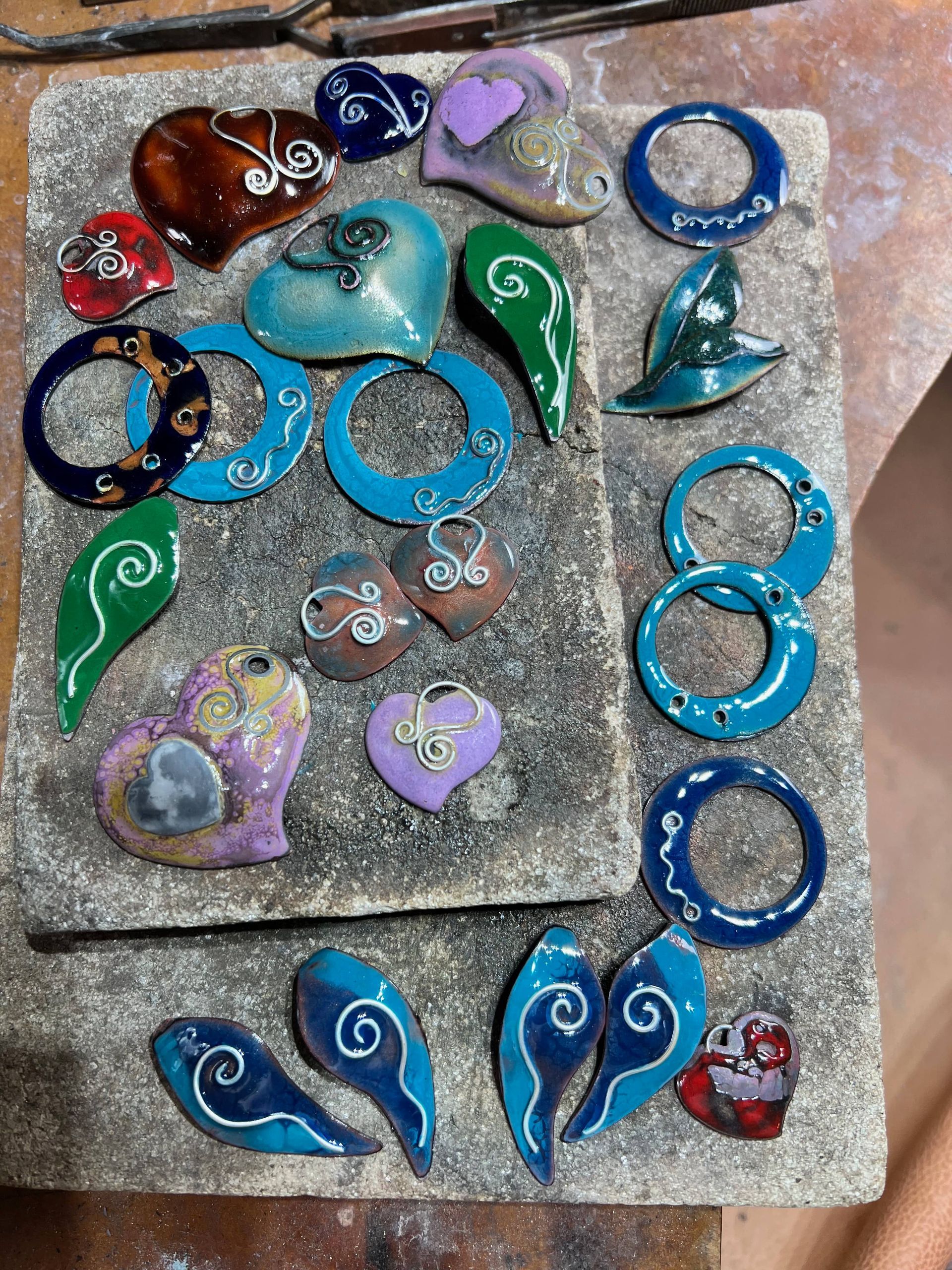 Aynur Sieraden – geëmailleerde sieraden met zilveren details, handgemaakt en uniek ontwerp