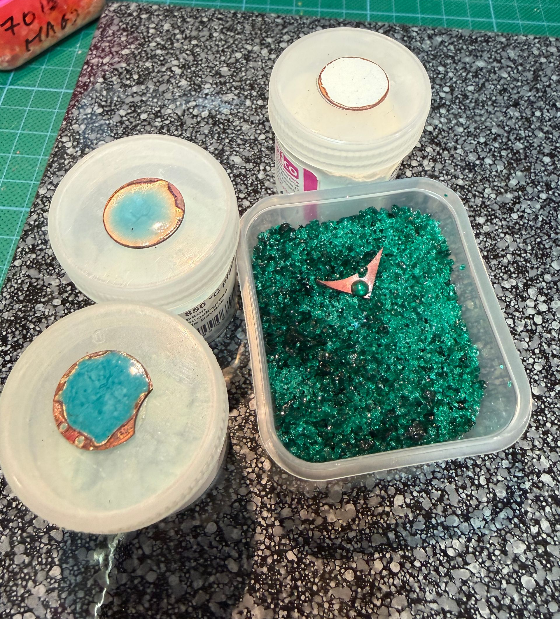 Emaille poeders en koperen basis voor handgemaakte sieraden – experimenteel proces in het atelier van Aynur Sieraden