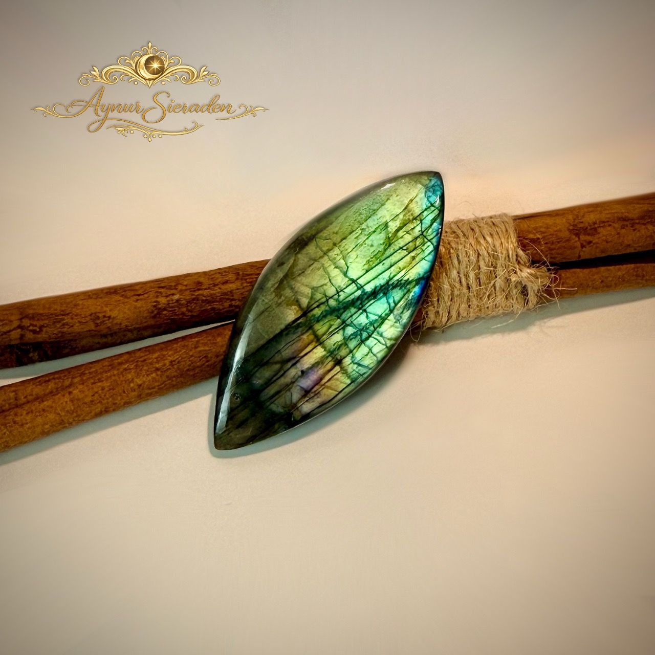 Handgeslepen labradoriet cabochon met kleurrijke labradorescentie voor maatwerk sieraden.