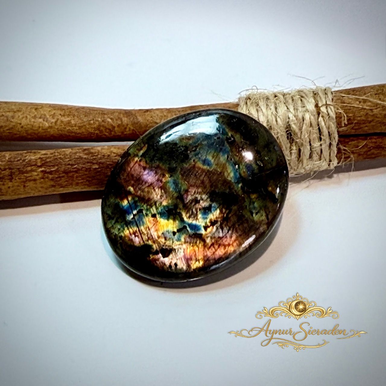Ovale labradoriet cabochon met kleurrijke blauw-gouden vuurglans.
