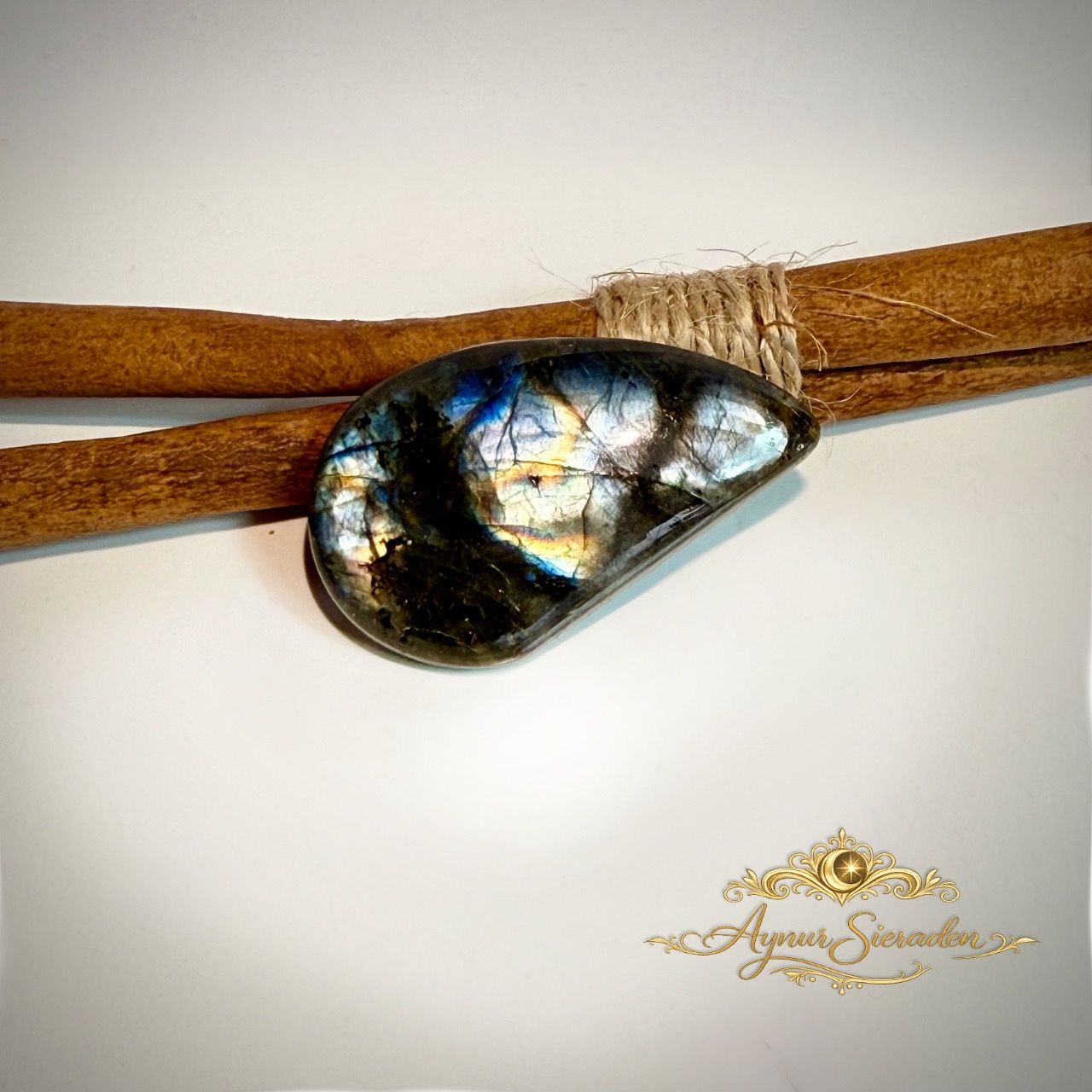 Unieke labradoriet cabochon met organische vorm voor maatwerk sieraden.